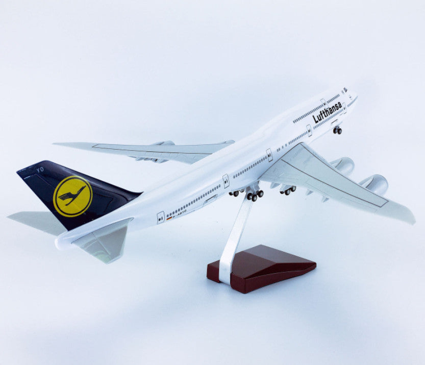 1:160 47CM Lufthansa BOEING 747-8 Airplane Landing Gear Resin Aircraft Model