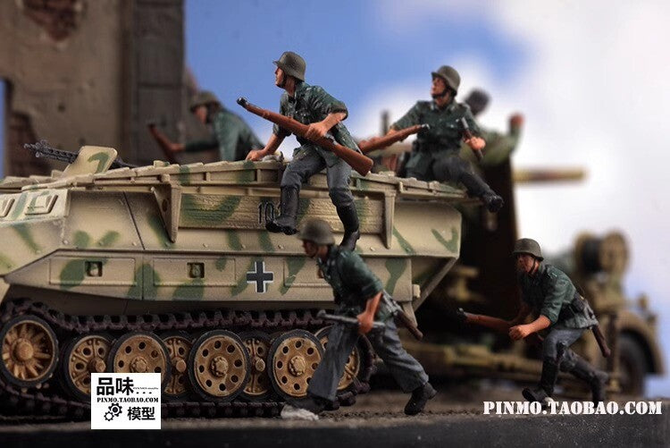 1/72 German Sd.Kfz.251 Vehicle Mounted Combat Position 5 Troops (without tanks)