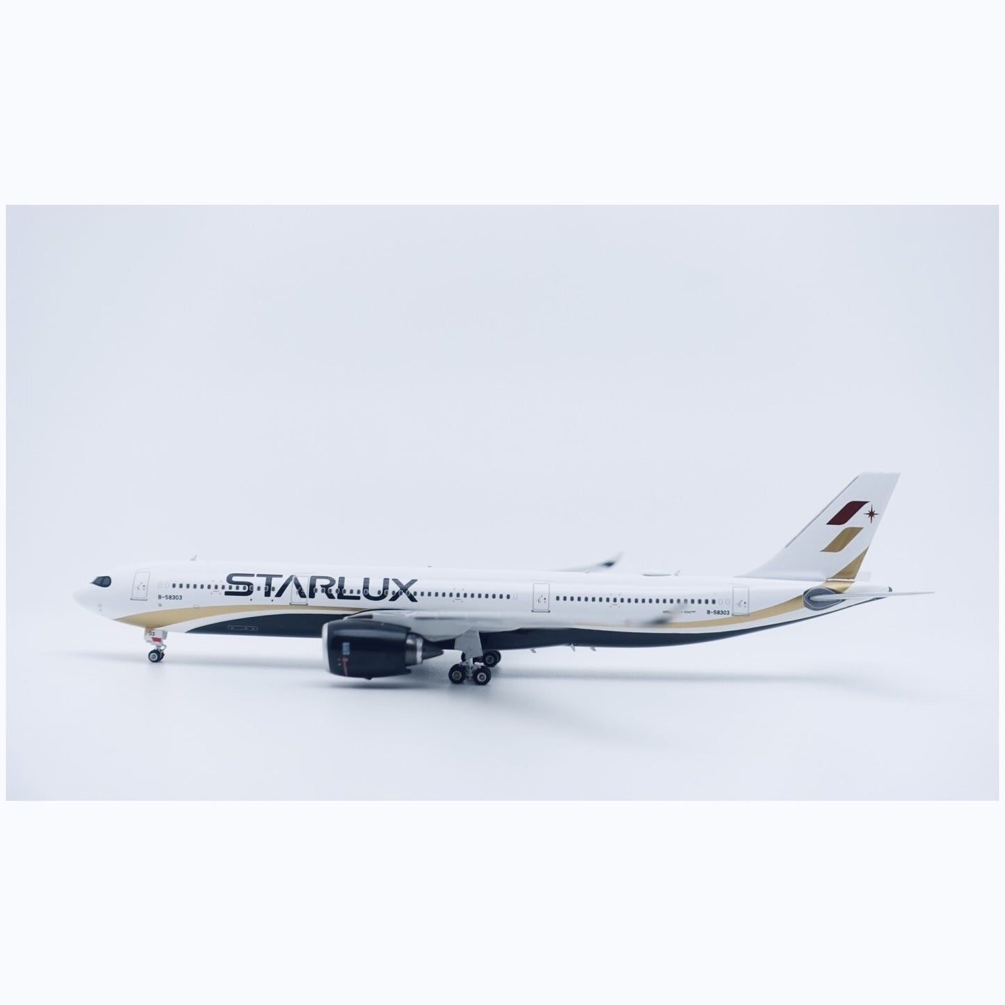 1:400 Phoenix Starlux Airlines A330-900neo Airplane Diecast Aircraft Model