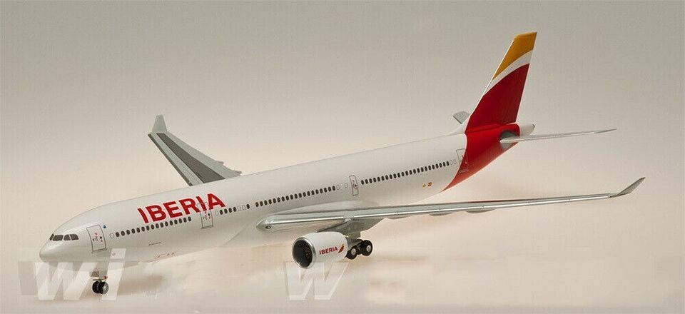 1:200 32CM Hogan IBERIA AIRBUS A330-300 Passenger Airplane ABS Plastic Model
