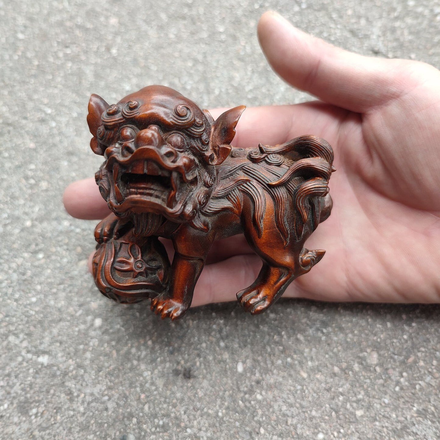 Chinese Wooden Lion Statue Wood Carving Play Ball Room Desk Decorative Sculpture