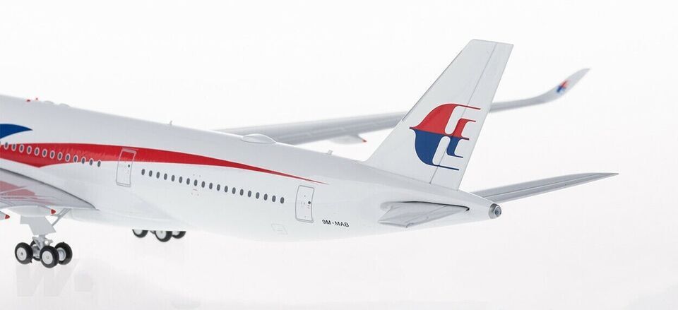 1:200 33CM Phoenix Malaysia Airlines A350-900 Passenger Airplane Diecast Model