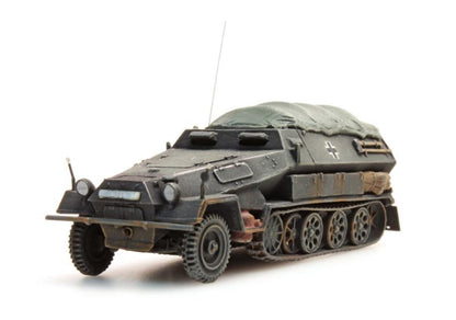 ARTITEC WWII GERMAN Sd.Kfz. 251/8B with tarpaulin gray 1/87 FINISHED MODEL TANK