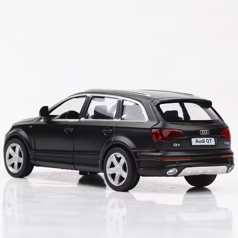 1:32 Audi Q7 SUV Diecast Model Car Toy Vehicles Car Sound Light Collection Gift