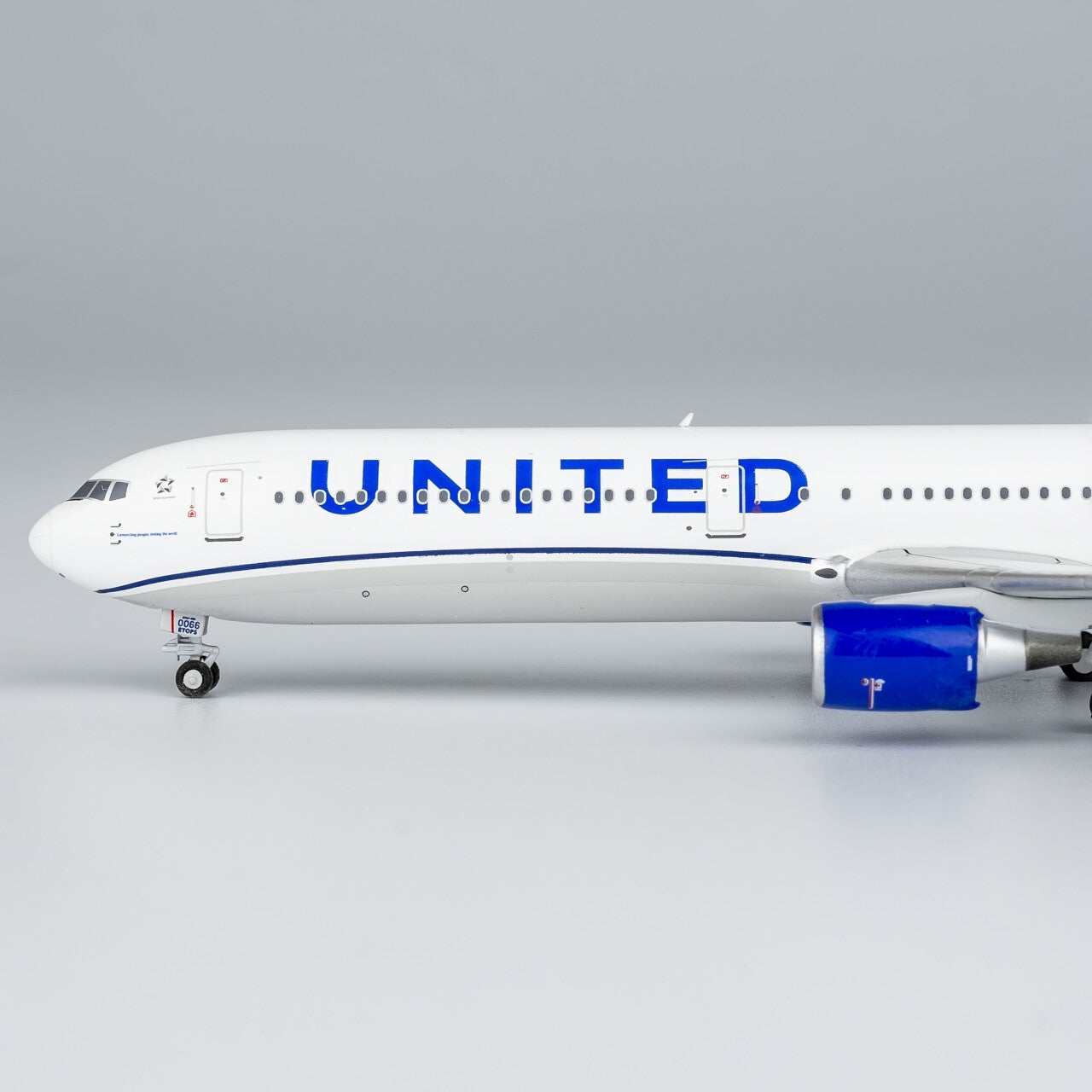 1:400 NG Model UNITED BOEING 767-400ER Passenger Airplane Diecast Aircraft Model