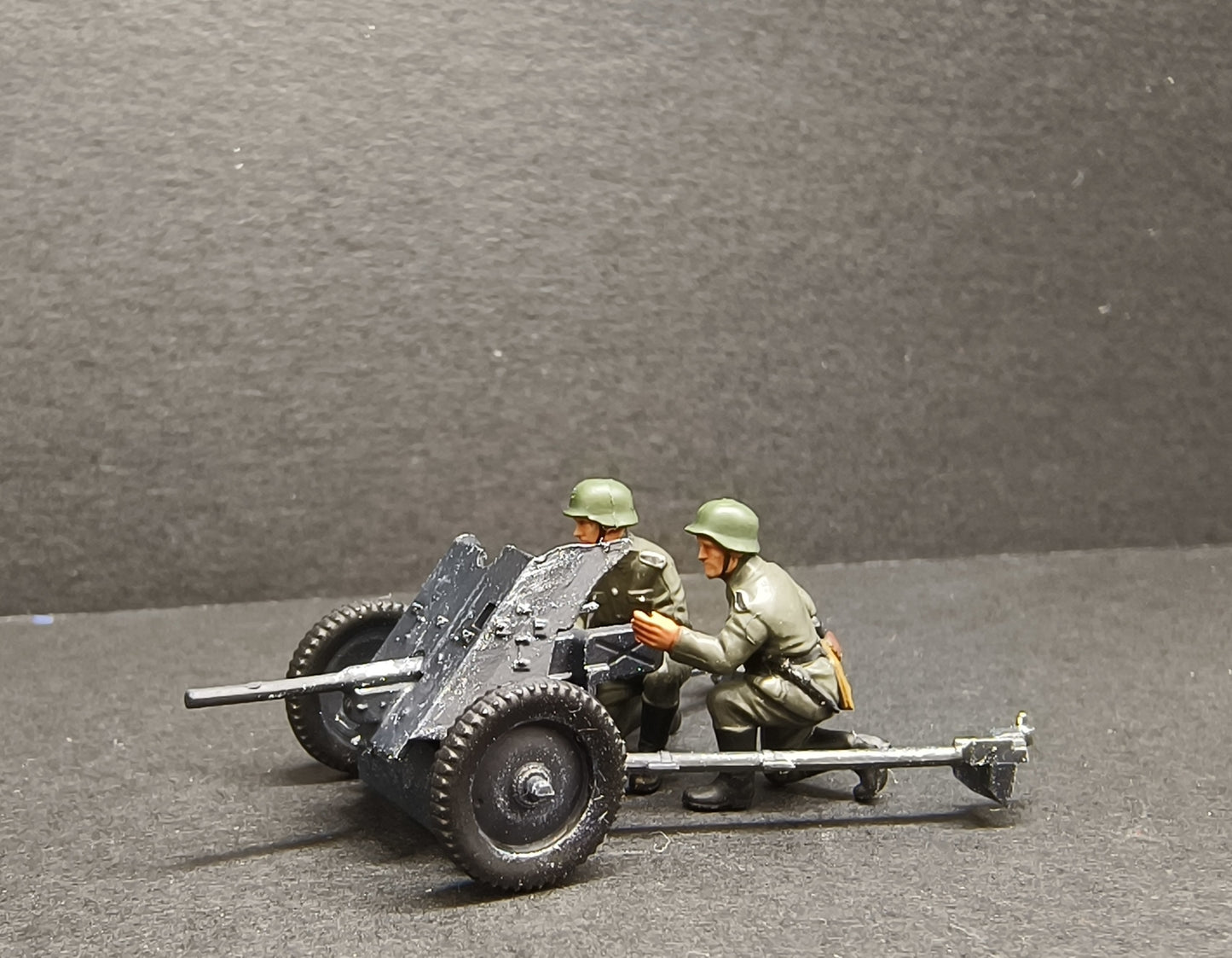 1/72 World War II German 37MM artillery+soldier model