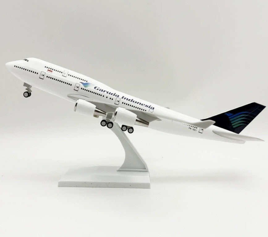 30CM Garuda Indonesia BOEING 747-400 Airplane Landing Gear Resin Aircraft Model