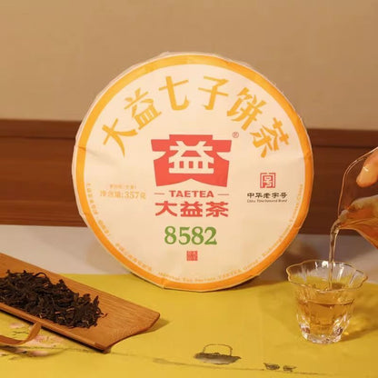 2023 TAETEA Menghai Dayi 8582 Pu'er Tea Cake Raw Pu'er Tea Shen 357g -