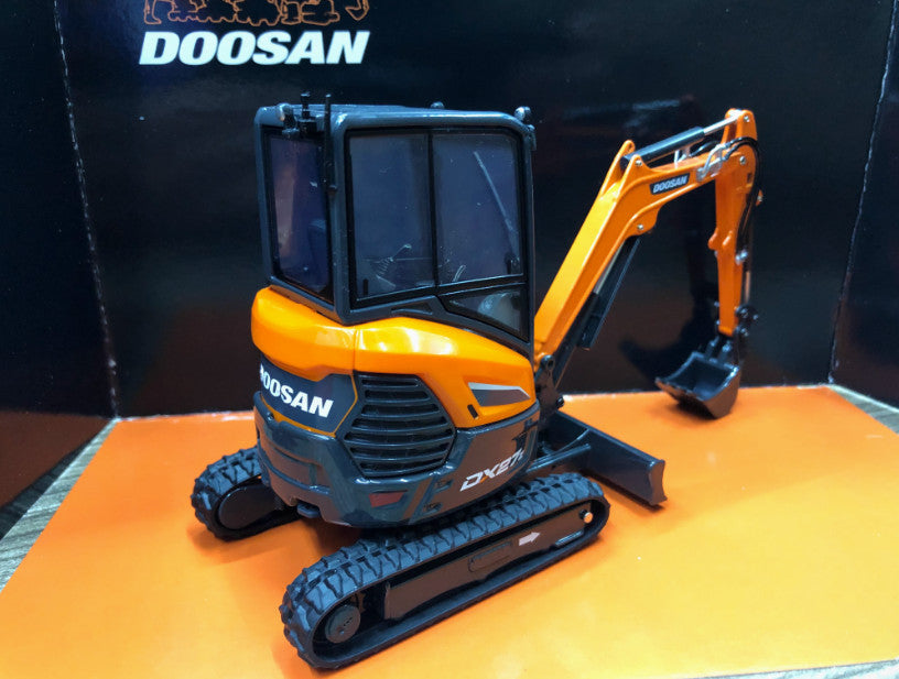 1:25 DOOSAN DX27Z Crawler Excavator Equipment Contruction Machine Diecast Model
