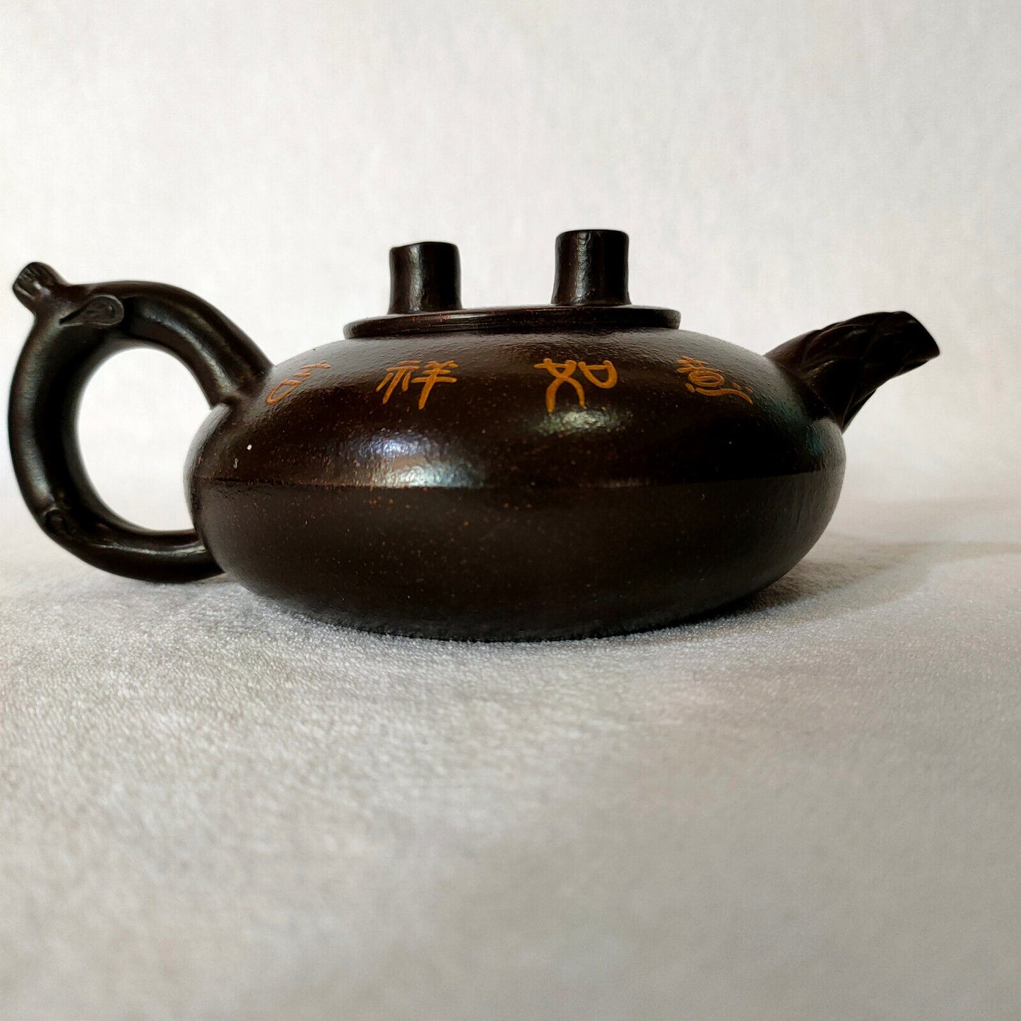 Chinese Yixing Zisha Clay Handmade Exquisite Teapot （松鹤延年 底款：周桂珍）