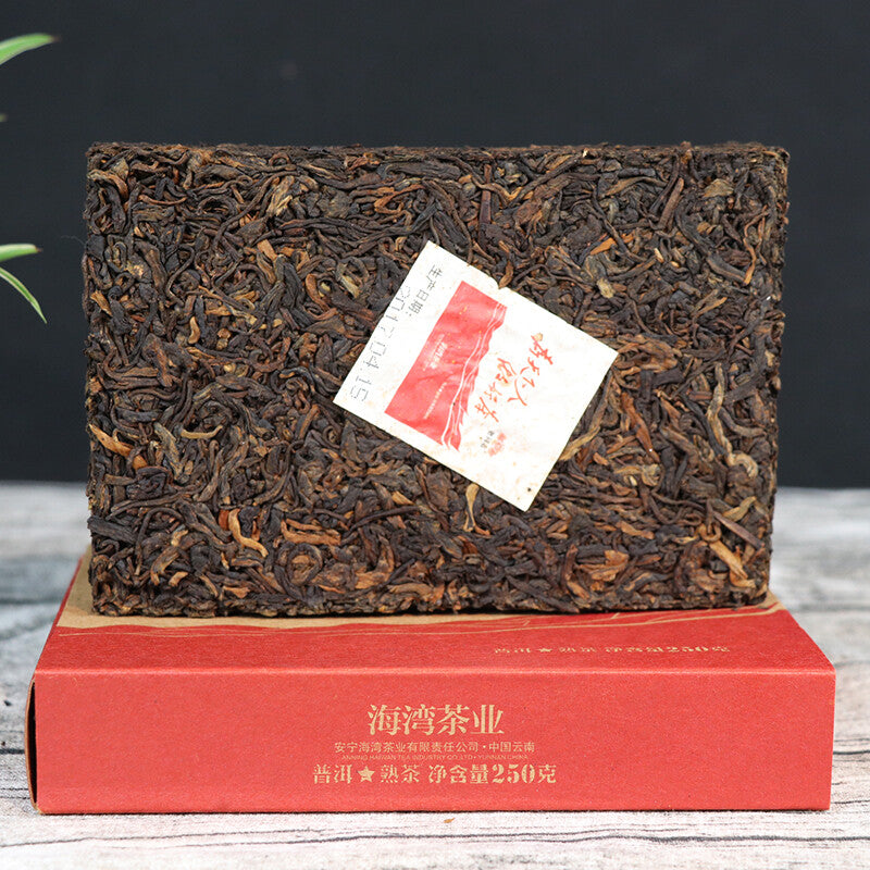 2017 Taiwan old comrades make good tea suitable for everyone Pu'er Pu'er brick stick 250g -