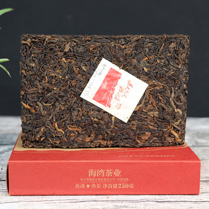 2017 Taiwan old comrades make good tea suitable for everyone Pu'er Pu'er brick stick 250g -