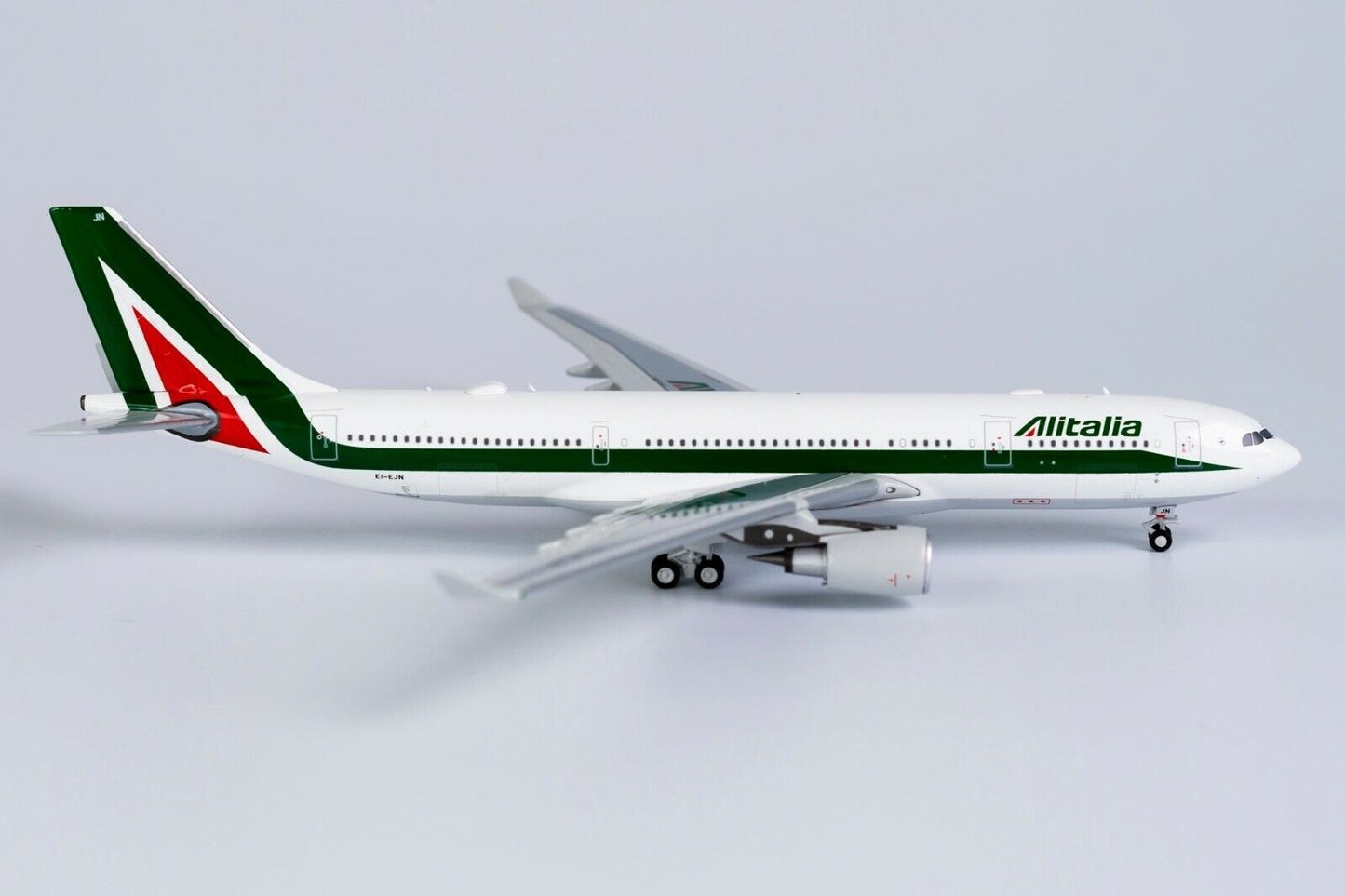 1:400 NG Model Alitalian AIRBUS A330-200 Passenger Airplane Diecast Plane Model