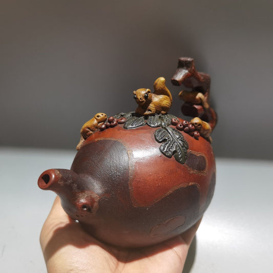 Chinese Yixing Zisha Clay Handmade pattern Exquisite Teapot 品名：松鼠葡萄 底款：蒋蓉