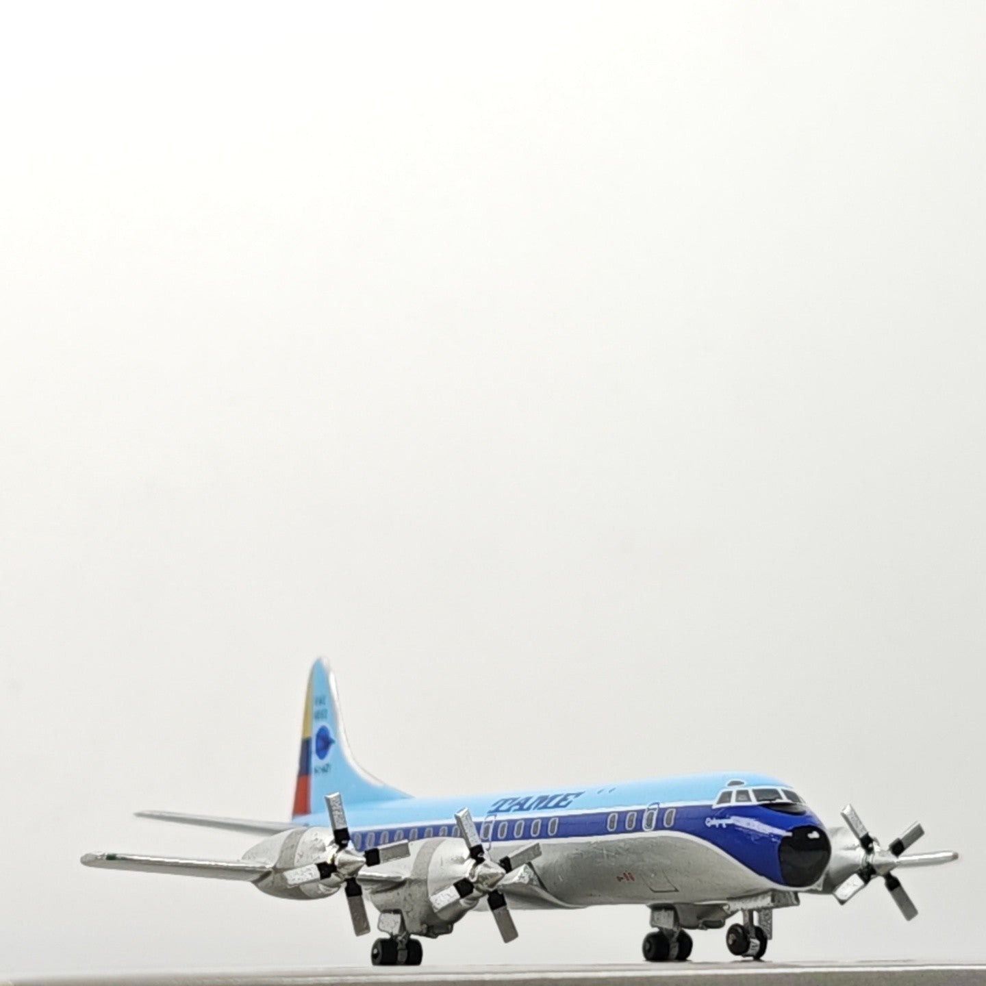 1:400 Aeroclassics TAME Airlines Lockheed L-188 Airplane Diecast Plane Model