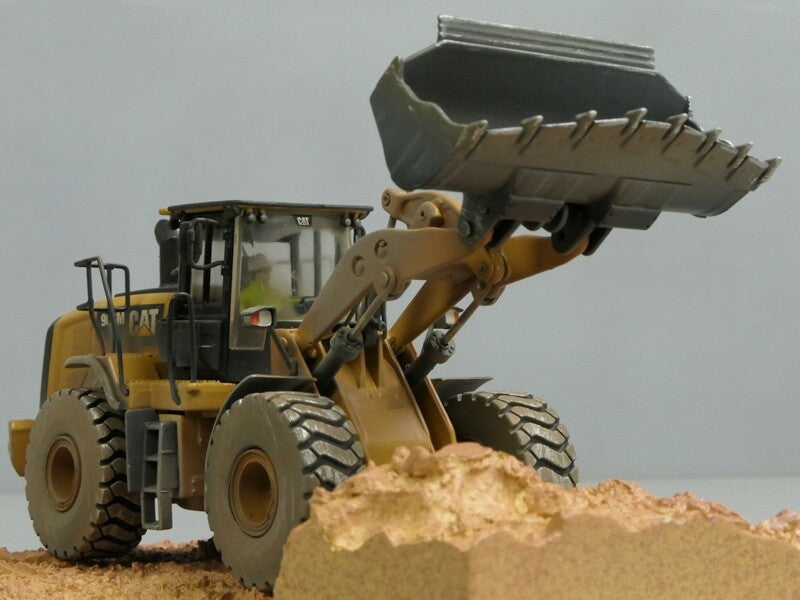 1:50 DM 966M Medium Wheel Loader- Weathered Construction Machine Diecast Model