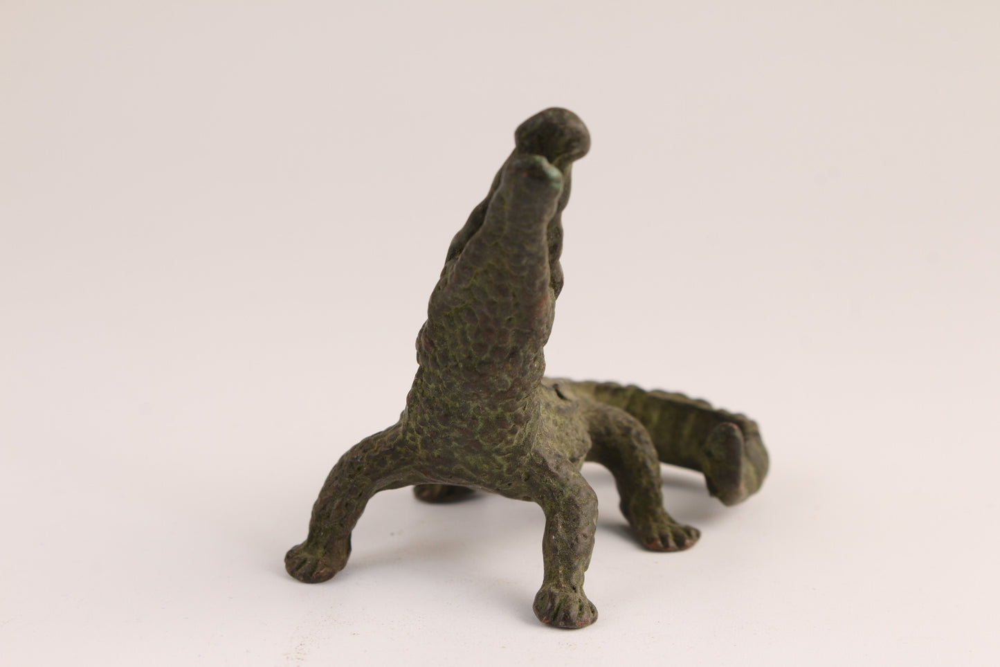 Lovely Chinese bronze copper Crocodile figure Statue table decoration tea pet