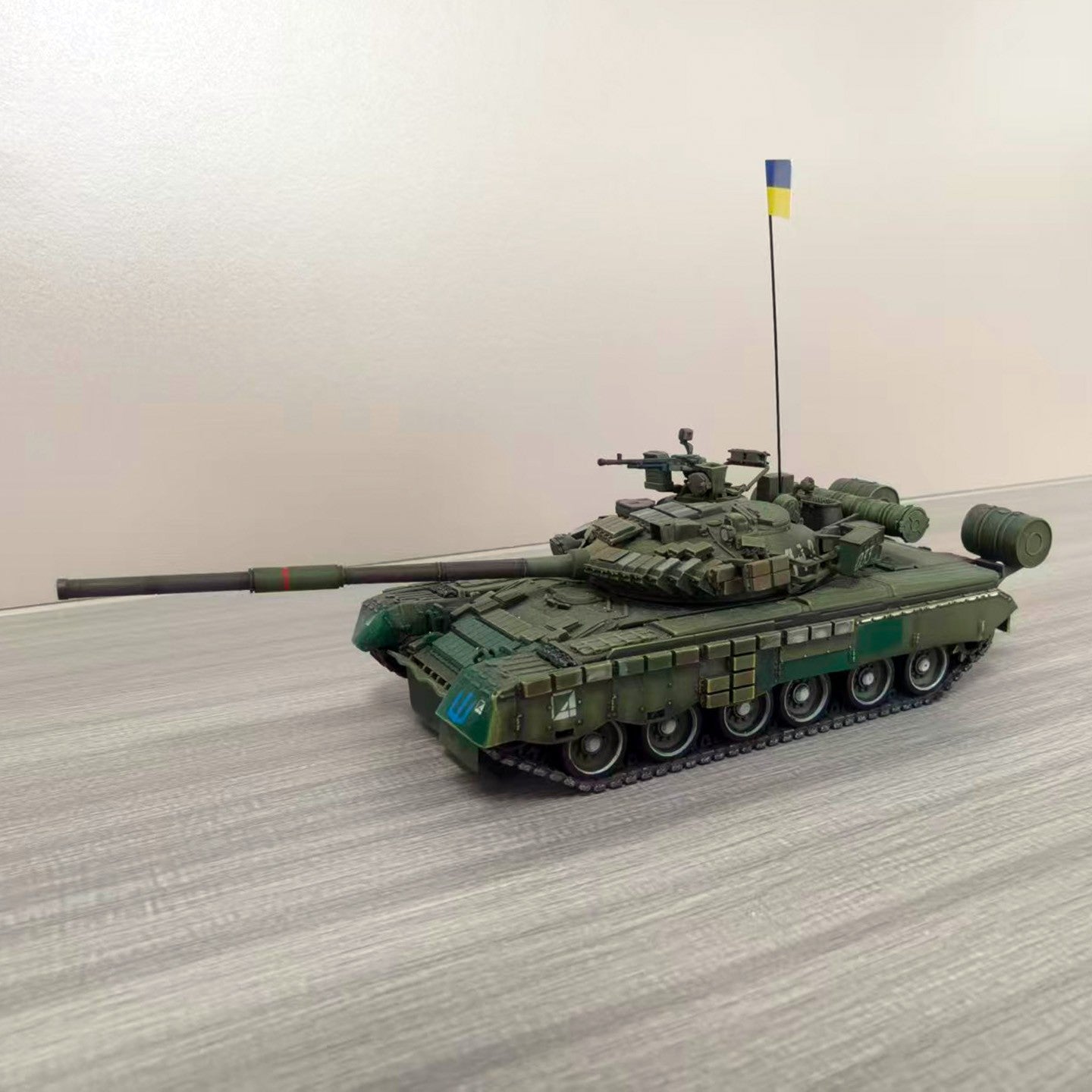 1/72 (Russia-Ukraine War) Finished model of the T80BV tank captured by Ukraine