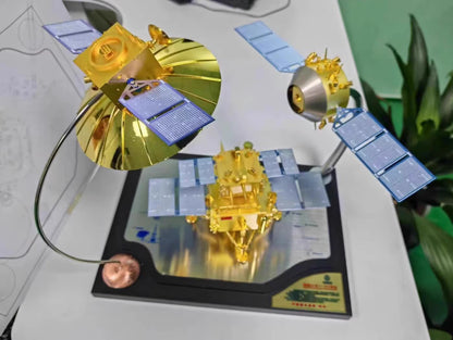 1:30 35CM Chang'e-6 Probe Lunar Rover Diecast Lunar Lander Model Collection