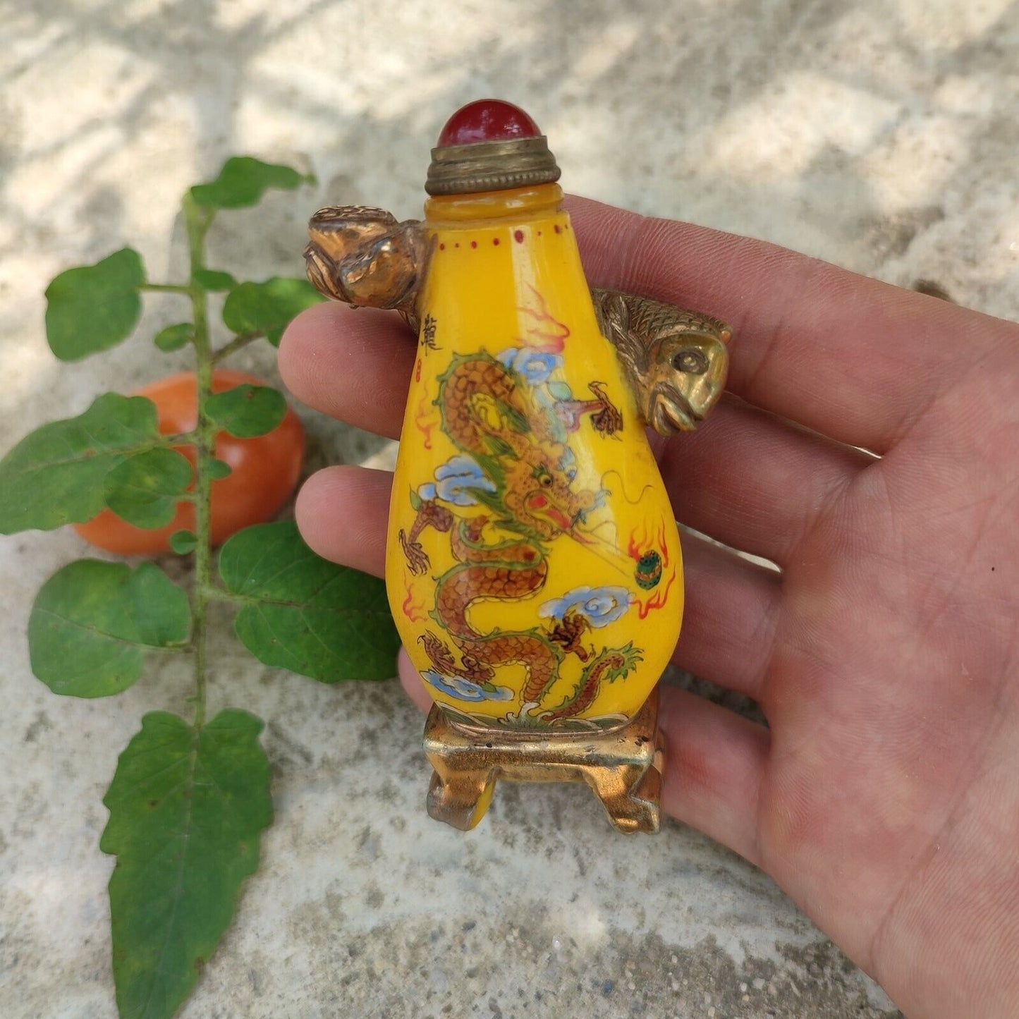 Chinese Snuff Bottle Dragon Statue Beautiful Peking Glass Yellow Box Snuffbox