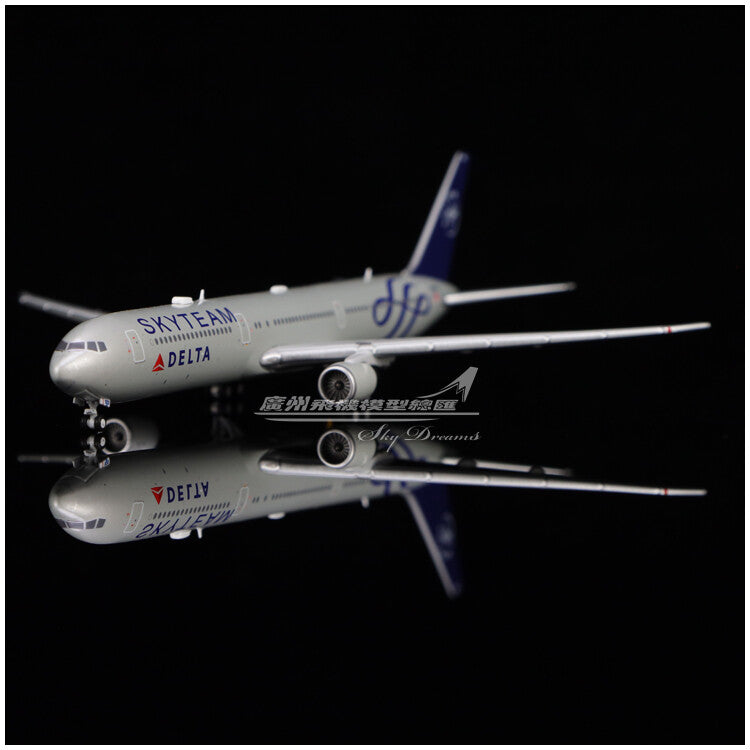 1:400 GeminiJets SKYTEAM DELTA BOEING 767-400ER Passenger Airplane Diecast Model