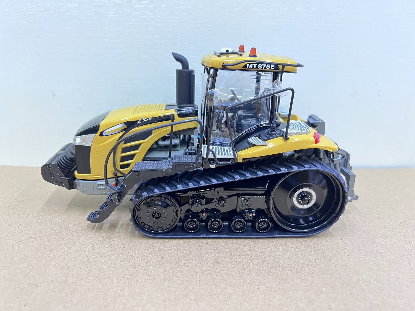 1:32 USK CHALLENGER MT875E Tractor Farm Vehicle Machinery Diecast Model