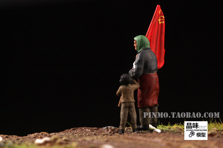 1/72 Ukrainian Red Flag Granny 2 Soldier Model