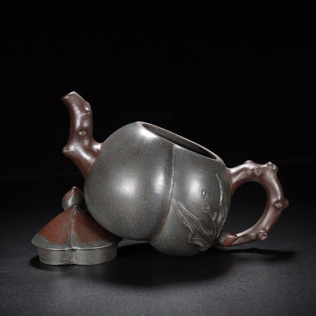 Chinese Yixing Zisha Clay Handmade Exquisite Teapot （寿桃 盖款：蒋蓉）