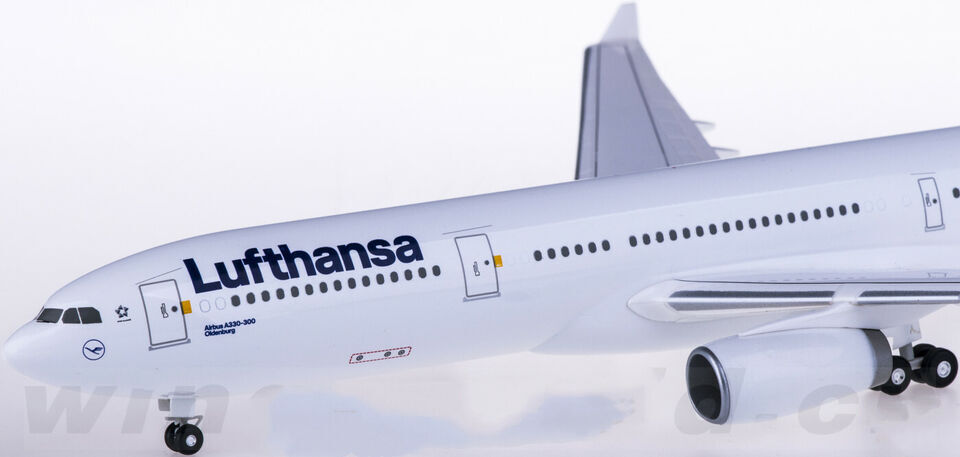 1:200 32CM Hogan Lufthansa AIRBUS A330-300 Passenger Airplane ABS Plastic Model