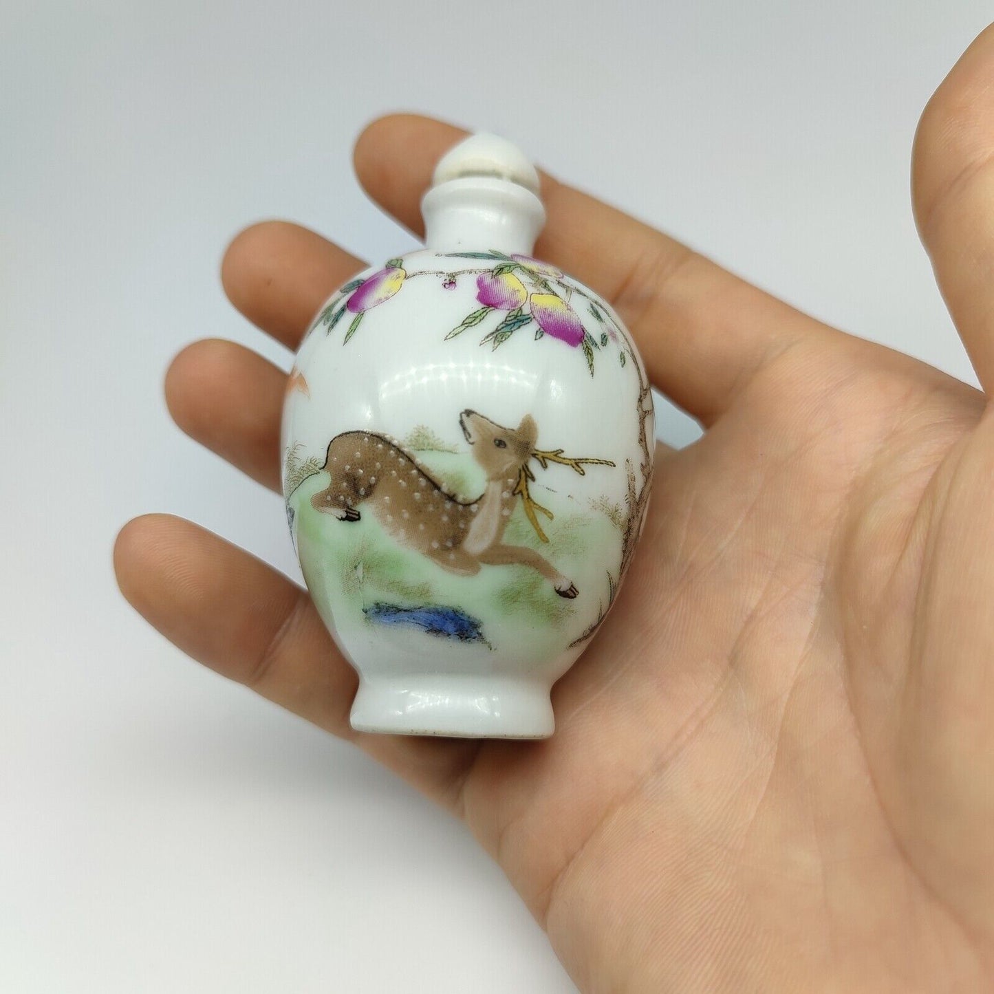 Chinese Porcelain Exquisite Painted Snuff Bottles Curio Animal Deer christmas