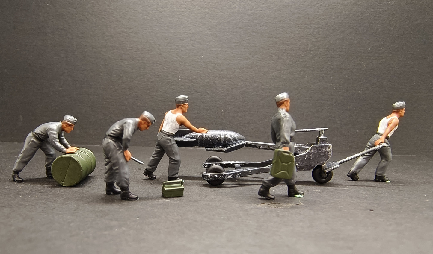 1/72 World War II German Air Force Ground Staff Soldier Model