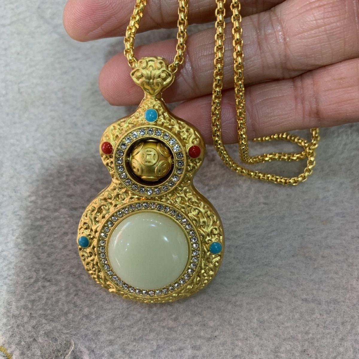 Chinese Style Rotatable Luminous Gourd Pendant Inlaid Diamond Gilt Necklace