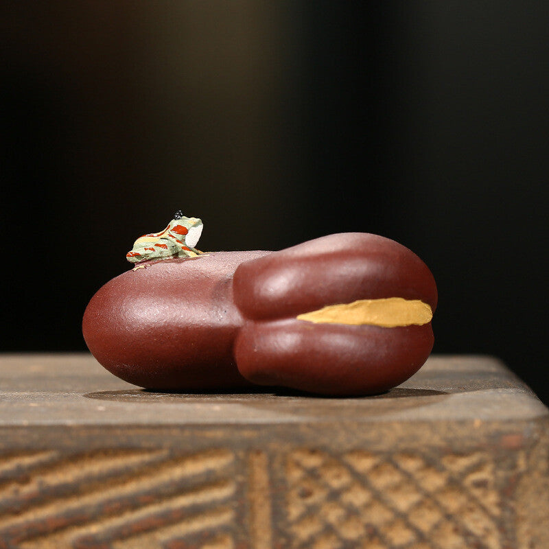 Funny Tea Pet Frog Statue On Horsebean Water Spray Tea Play Animal Zisha Clay