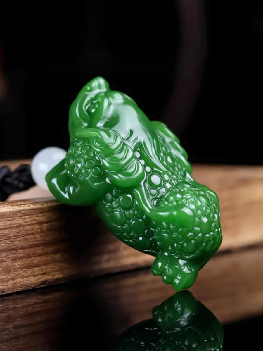 Natural Hetian Jade Green Wealth Frog Pendant Spinach Jade Three-Legged Toad