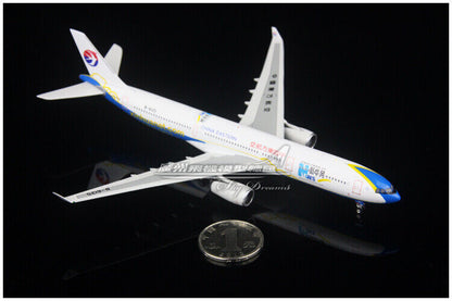 1:400 Phoenix CHINA EASTERN AIRBUS A330-300 Passenger Airplane Diecast Model