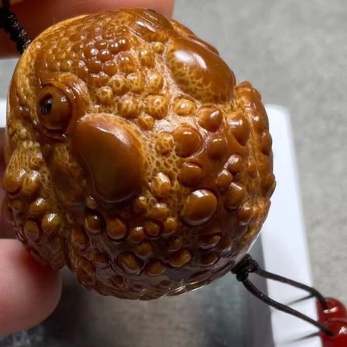 Olive Nut Hand Carved 3 Legged Toad Statue Pendant Beads Chain Amulet Gift