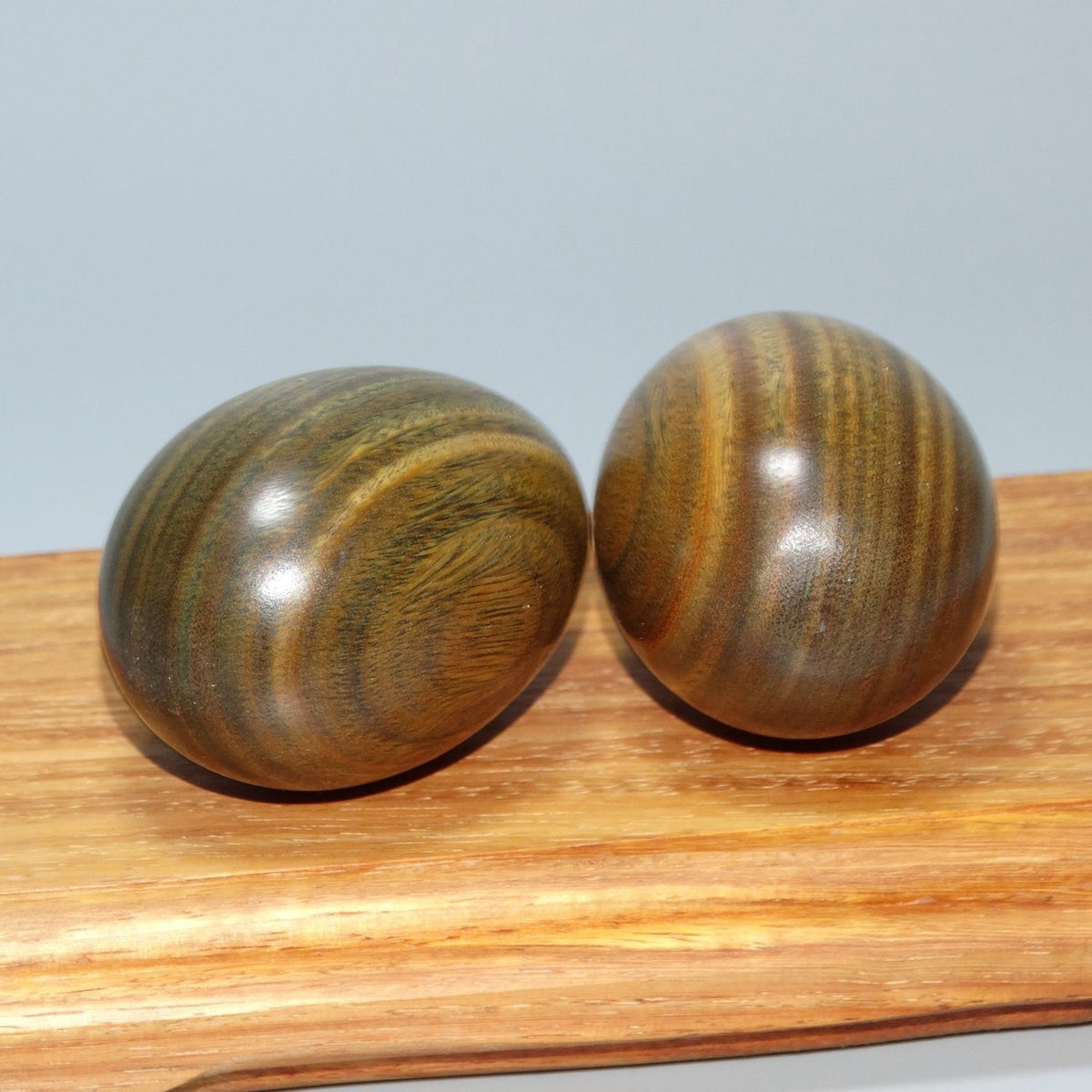 2 PCS Green Sandalwood Hand Exercise Balls Massage Health Care Worry Beads