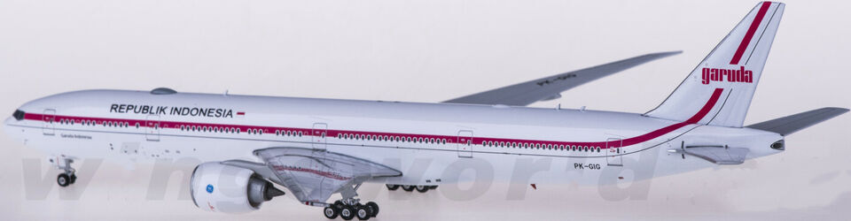 1:400 Phoenix Azur Air BOEING 777-300ER Passenger Plane Diecast Airplane Model