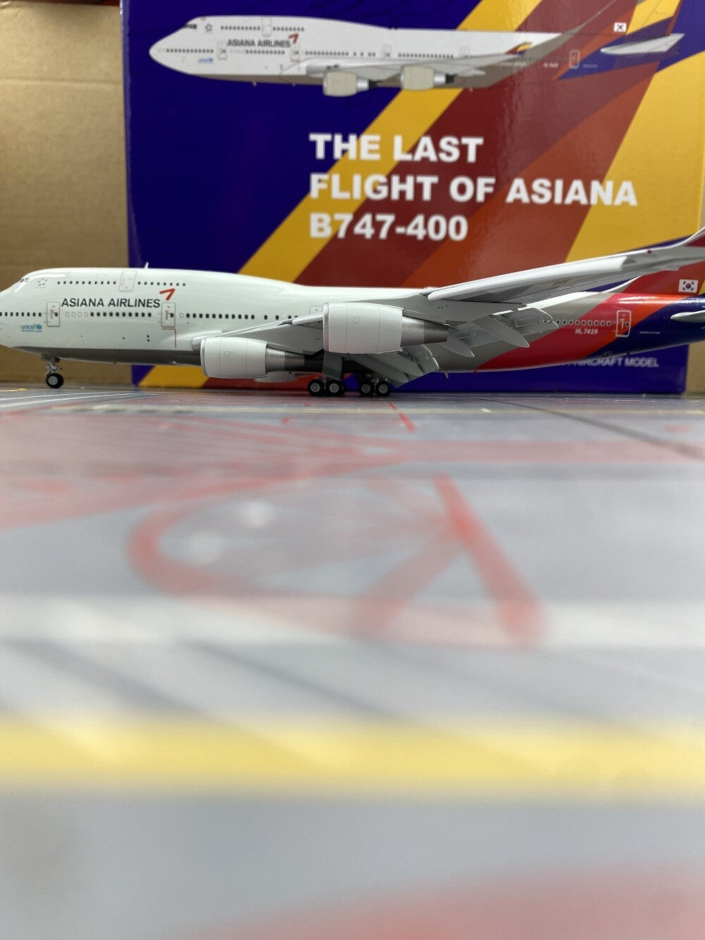1:200 35CM SQ Wings ASIANA AIRLINES BOEING 747-400 Airplane Diecast Plane Model