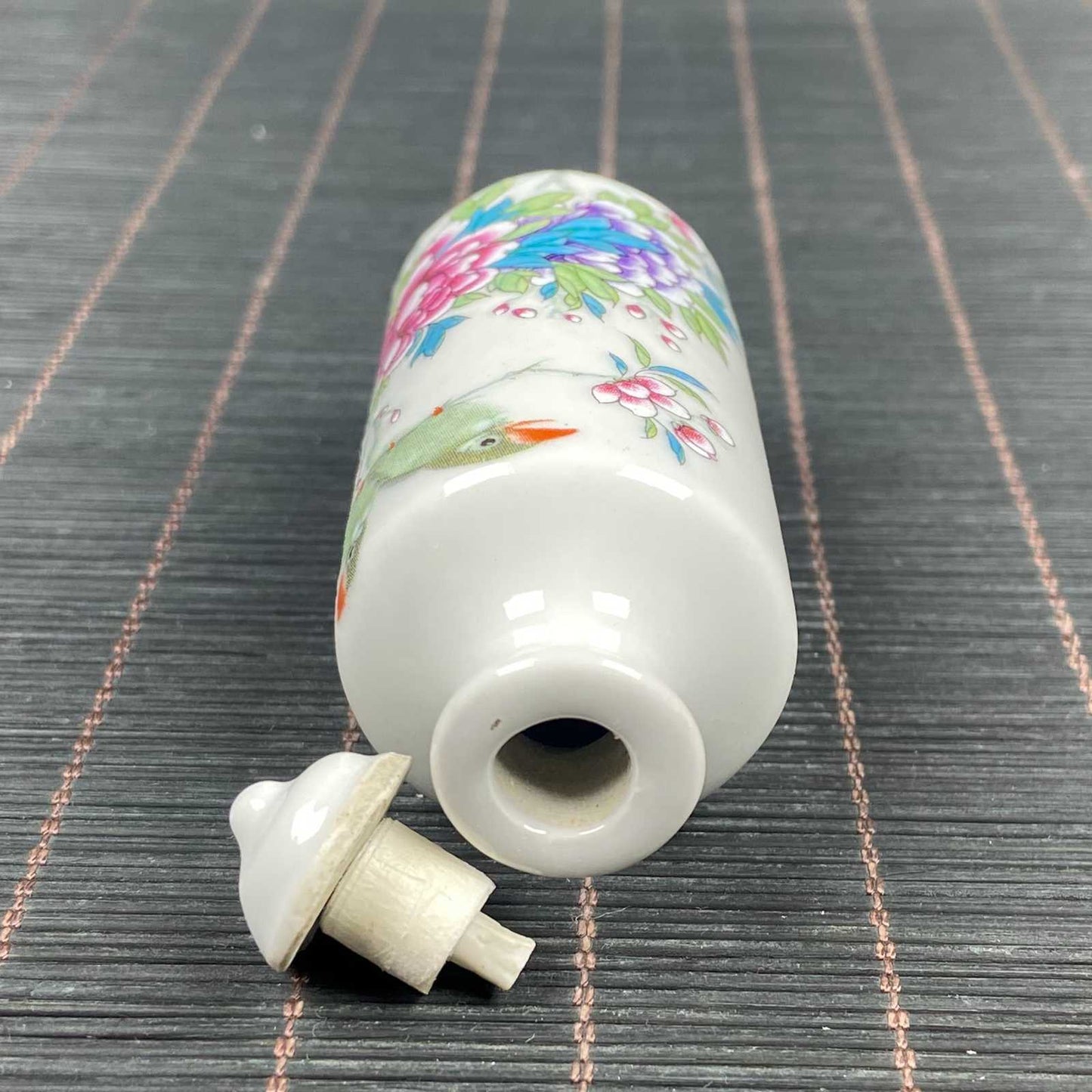 Collectible Chinese Porcelain Handmade Exquisite Snuff Bottle 91045