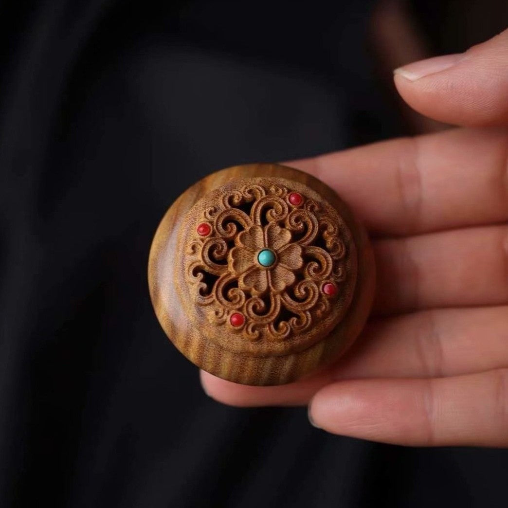 Green Sandalwood Diffuser Hollow Carved Aromatherapy Box Pendant with Cord Gift