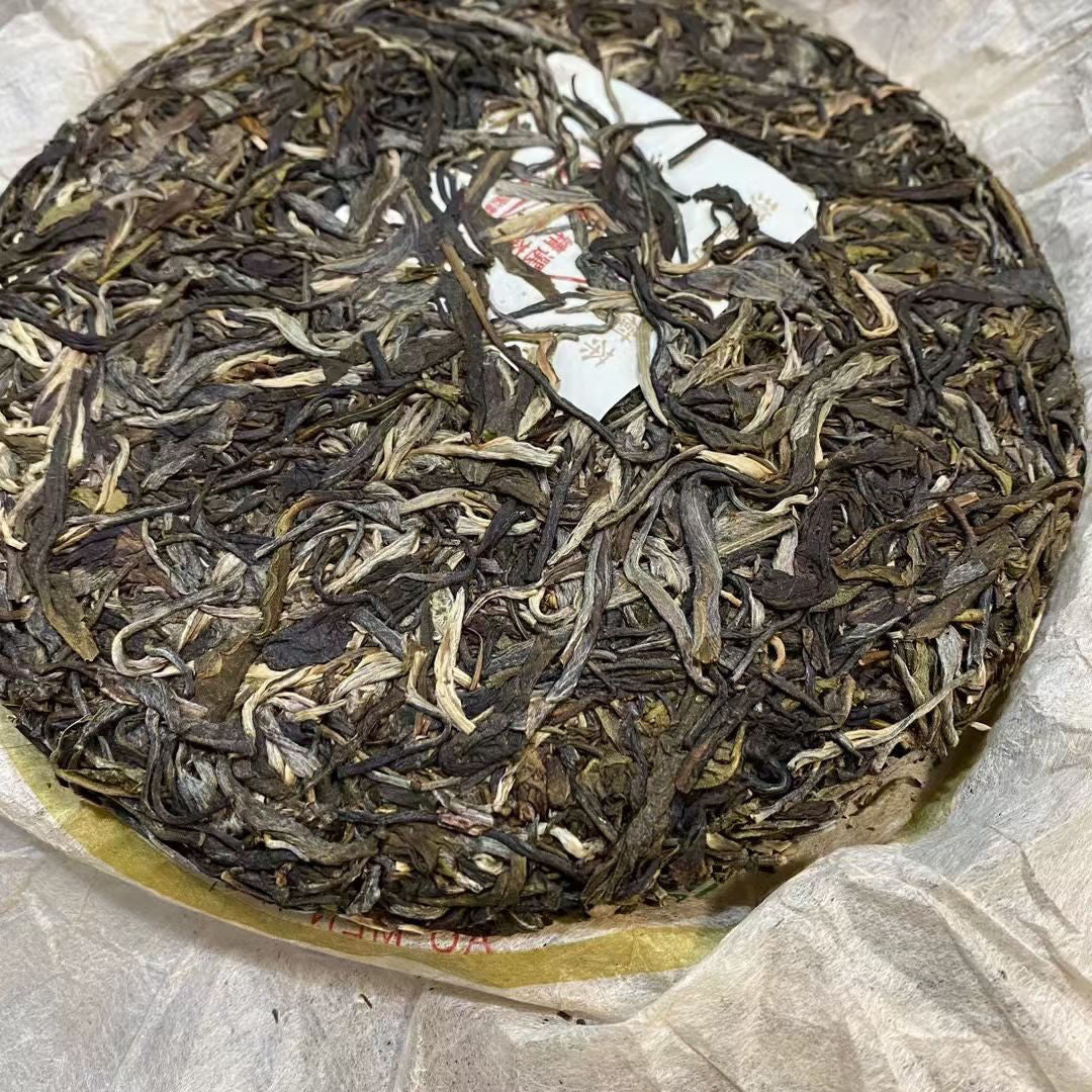 2005 HUA LIAN BAN ZHANG YEI SHENG GU SHU CHA 357g Yunnan Wild Pu'er Tea Cake