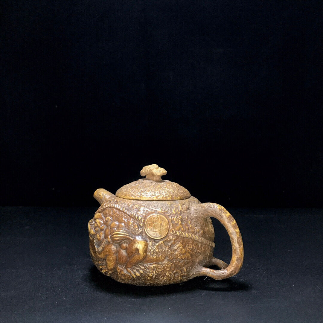 Chinese Yixing Zisha Clay Handmade Exquisite Teapot （金蟾壶 底款：蒋蓉 ）