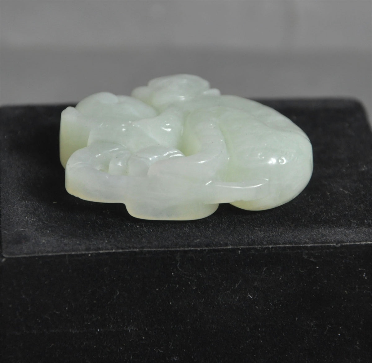 Chinese antique pendant, natural jade monkey hugging peach statue collection-