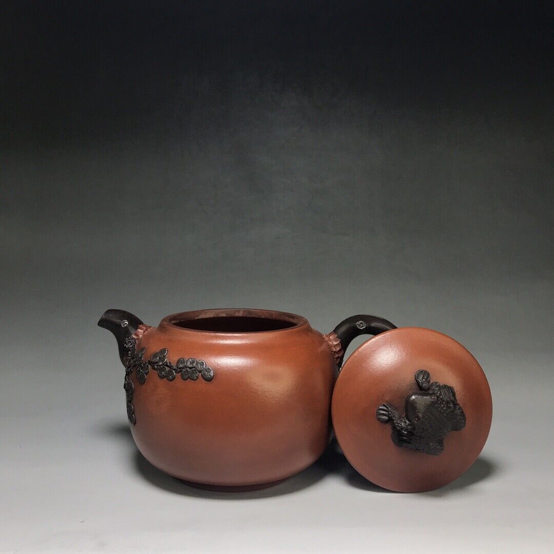 Chinese Yixing Zisha Clay Handmade Exquisite Teapot（：蟾蜍壶 底款：蒋蓉）