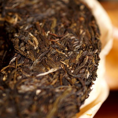 2015 CHINA Menghai qizi puer tee,Golden Peacock Arbor,Raw Pu-erh Tea Cake, 357g
