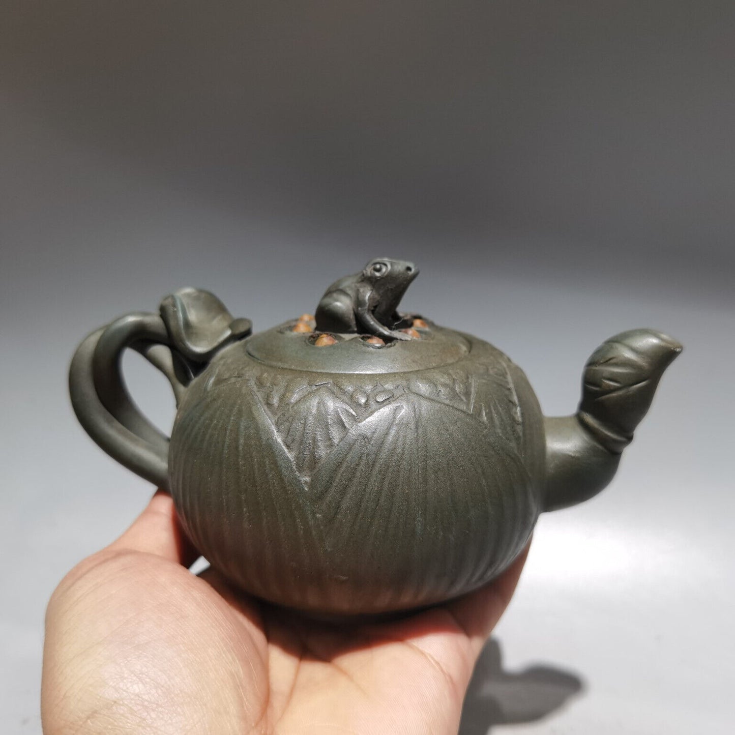 Chinese Yixing Zisha Clay Handmade Exquisite Teapot （青蛙壶 底款：蒋蓉 )