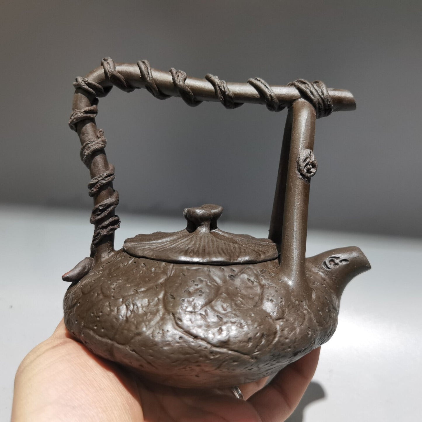 Chinese Yixing Zisha Clay Handmade Exquisite Teapot （藤把提梁壶 低款：供春 )