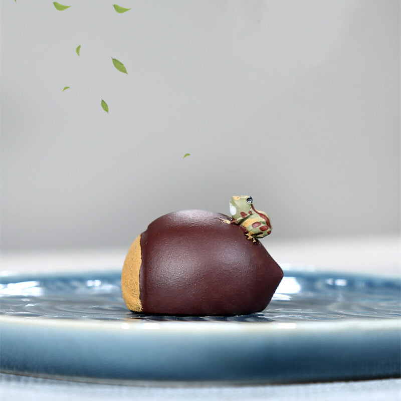 1.3“Tea Pet Yixing Zisha Purple Clay Chestnut Frog Statue Small Water Spray
