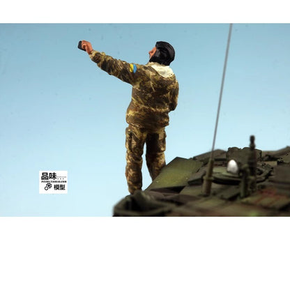 Homemade 1/72 Ukrainian Tank Trooper Selfie Pose 1 Person Finished Model Toys